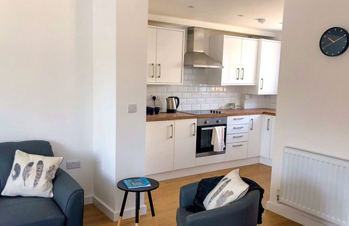 Abingdon Apartment | Low Cost, Pet Friendly 4 Bed + Parking (02)