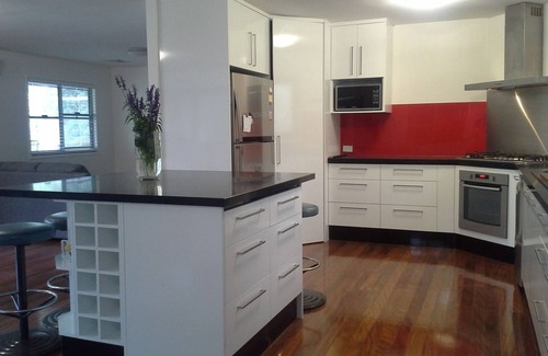 Montville House | Lucas Parklands - Tranquil retreat direct access to 'Great Walk' and Lake Baroon