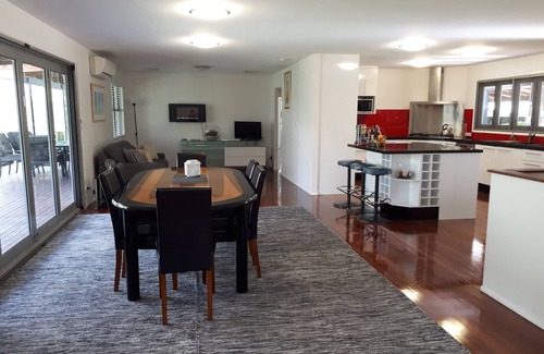 Montville House | Lucas Parklands - Tranquil retreat direct access to 'Great Walk' and Lake Baroon