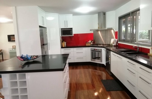 Montville House | Lucas Parklands - Tranquil retreat direct access to 'Great Walk' and Lake Baroon