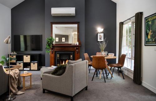 Hepburn Springs House | Lucini Cottage- wood fire and bush views
