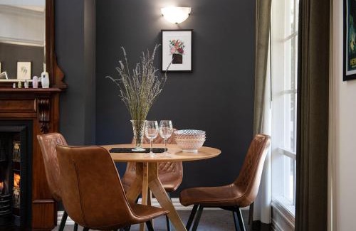 Hepburn Springs House | Lucini Cottage- wood fire and bush views