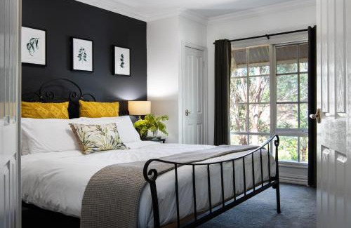 Hepburn Springs House | Lucini Cottage- wood fire and bush views