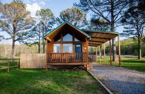 Groveoak House | Lucky Lodge ViP Cabin Pet Friendly Close to Lake Guntersville