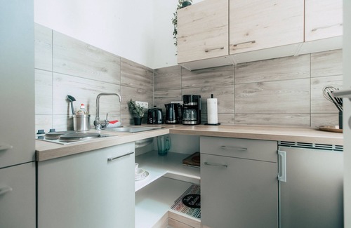 Zentrum-Ost Apartment | Luga Homes - Gewandhaus - Industrial Studio mit Küche und Balkon