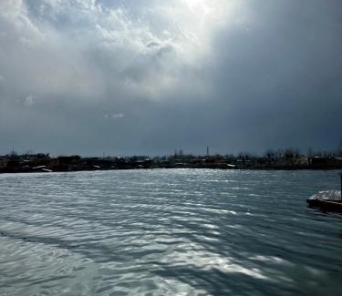 Dal Lake Apartment | luke damant place