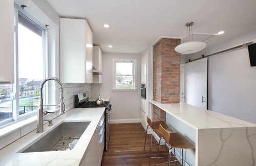Everett House | Luke House, Sleeps 14, Weddings, 2 Kitchens, Parking, Close to Airport & Boston
