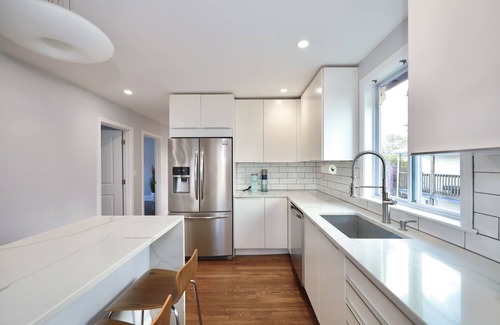 Everett House | Luke House, Sleeps 14, Weddings, 2 Kitchens, Parking, Close to Airport & Boston