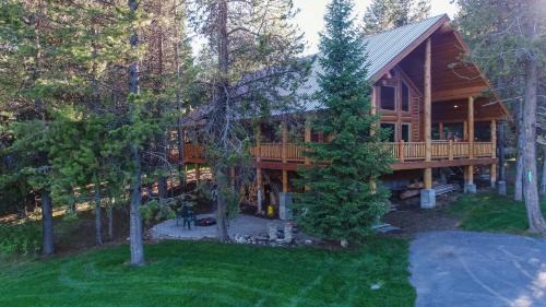Island Park House | Lumberjack Lodge by KABINO Hot Tub Fire Pit Satellite WiFi Grill Large Porch