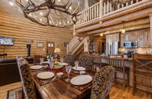 Island Park House | Lumberjack Lodge by KABINO Hot Tub Fire Pit Satellite WiFi Grill Large Porch