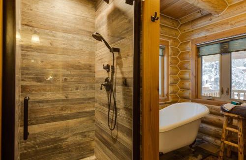 Island Park House | Lumberjack Lodge by KABINO Hot Tub Fire Pit Satellite WiFi Grill Large Porch