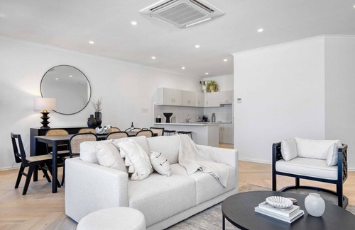 Henley Beach Apartment | Luna's Lookout: Oceanfront, Henley Beach