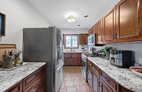 Brighton Heights House | *LUSH RETREAT*HotTub-Fire Pit-PetFriendly-Koi Pond
