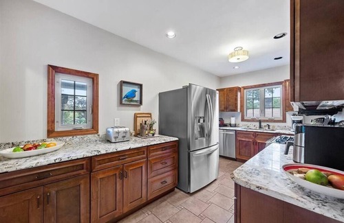 Brighton Heights House | *LUSH RETREAT*HotTub-Fire Pit-PetFriendly-Koi Pond