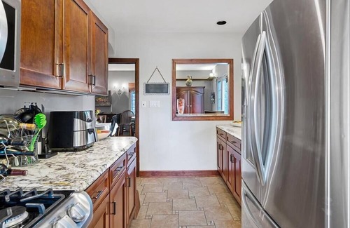 Brighton Heights House | *LUSH RETREAT*HotTub-Fire Pit-PetFriendly-Koi Pond