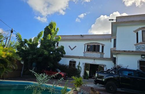 Midlands House | Luvish guest house