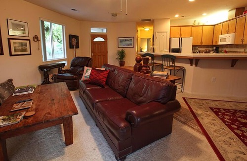 Three Rivers Villa | Lux 2/2 w/firepit 10 min from Sequoia Nat'l Park & beside the Kaweah main fork