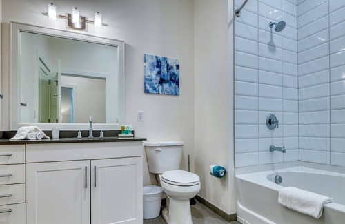Hingham Apartment | Lux 2 Bed/2 Bath Apartment with Amenities Near Shipyards