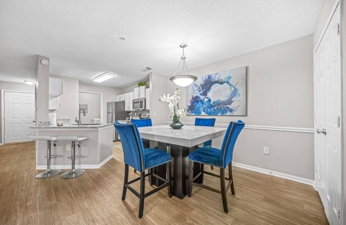 Athens Apartment | Lux 3BR, Prime Area w/Pool & Gym, Near UGA & DT.