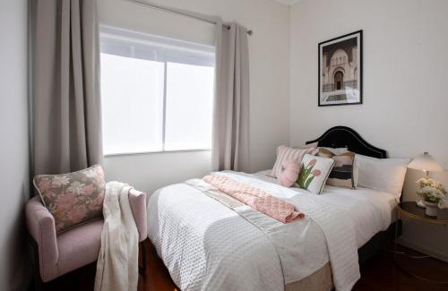 East Brisbane House | Lux 4B Queenslander by The Gabba