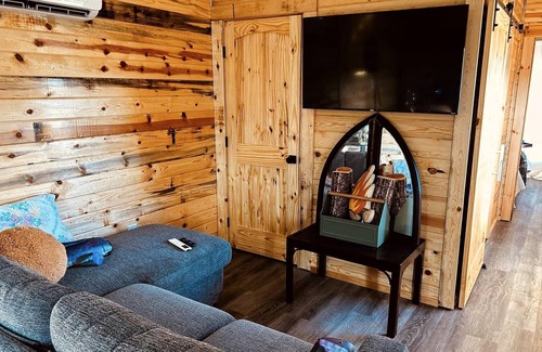 South Cleveland Cabin | Lux Farm Stay in Cleveland, 30 Minutes to Chattanooga!