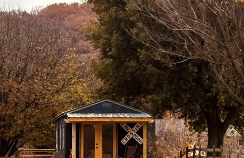 South Cleveland Cabin | Lux Farm Stay in Cleveland, 30 Minutes to Chattanooga!