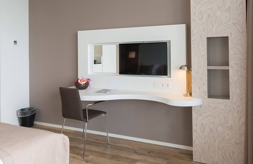 Wageningen House | Lux Haven w/View | Spa & Dining Onsite Near Breathtaking Nature & Local Landmark