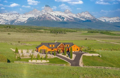 Tetonia Cabin | Lux Log Cabin - Epic Views, Huge Patio, & Hot Tub!