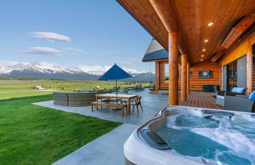 Tetonia Cabin | Lux Log Cabin - Epic Views, Huge Patio, & Hot Tub!
