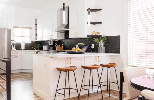 Highland House | Lux Newly Remodeled DT, Patio, Fully Stocked 5Bd, 3Ba