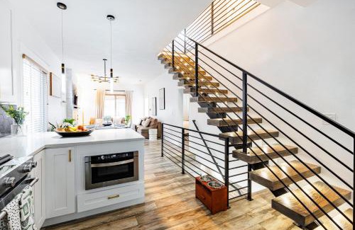 Highland House | Lux Newly Remodeled DT, Patio, Fully Stocked 5Bd, 3Ba