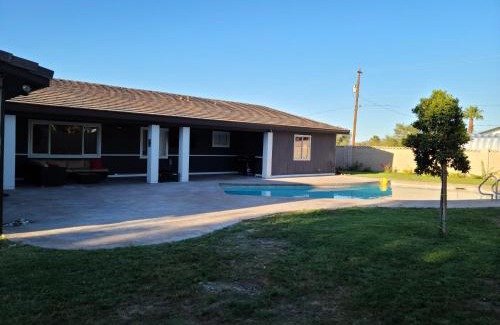 Black Mountain House | Lux Private Home - Pool, Billiards, 8 Smart TVs, Board Games, Cotton Bedding - The Stone Sanctuary at McCullough Hills Trailhead