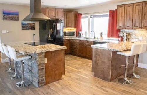 Black Mountain House | Lux Private Home - Pool, Billiards, 8 Smart TVs, Board Games, Cotton Bedding - The Stone Sanctuary at McCullough Hills Trailhead