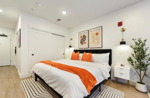 East Liberty Apartment | LUX Studio King Bed Gym Free Parking