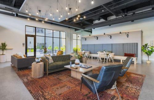 East Liberty Apartment | LUX Studio King Bed Gym Free Parking