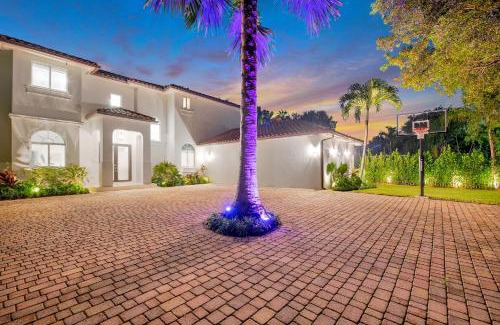 Coral Terrace House | Lux Villa sleeps 18 guest with Pool Jacuzzi Billiards Basketball