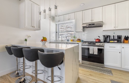 Hastings-On-Hudson House | LUXE 3BD/2BA 29 min>NYC w/Parking & deck