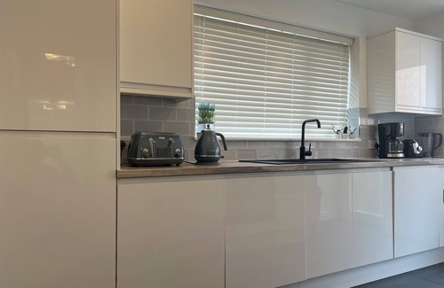 Snodland House | Luxe 5 Bed Bungalow In Snodland, Medway. Kentn10 Cooper Road, Kent, ME6 5JH, UK.