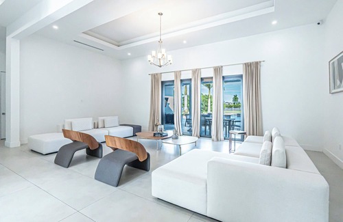 Southwest Ranches House | Luxe 5 BR Estate on 2.5 Acres with Saltwater Pool