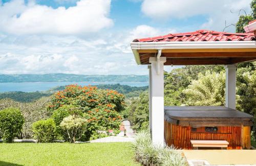 Aguacate Villa | Luxe - 5 Lakeview Villas - Weddings - Retreats - AC - Pool - Hot Tub - Sleeps 25