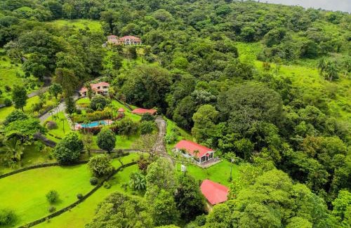 Aguacate Villa | Luxe - 5 Lakeview Villas - Weddings - Retreats - AC - Pool - Hot Tub - Sleeps 25