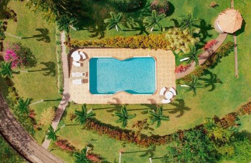 Aguacate Villa | Luxe - 5 Lakeview Villas - Weddings - Retreats - AC - Pool - Hot Tub - Sleeps 25