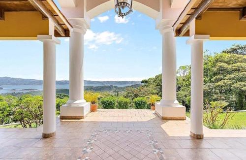 Aguacate Villa | Luxe - 5 Lakeview Villas - Weddings - Retreats - AC - Pool - Hot Tub - Sleeps 25