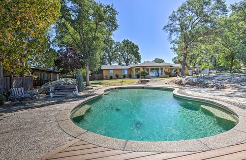 Auburn House | Luxe Auburn Hideaway with Tennis Court and Views!