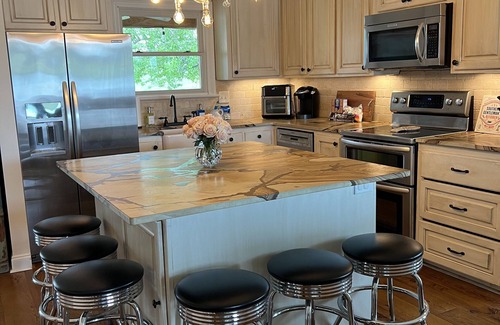 Philadelphia Cabin | Luxe cabin minutes away from Marty Stuart's Congress of Country Music
