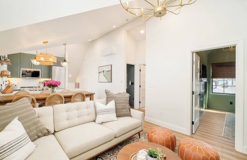 Sloan Lake Apartment | Luxe Designer Flat on Sloans Lake w/Rooftop Deck