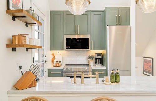 Sloan Lake Apartment | Luxe Designer Flat on Sloans Lake w/Rooftop Deck