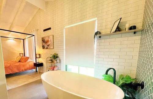 Tarcoola Beach Villa | Luxe Family Retreat! Pool, Sauna, Playground, Netflix, Disney Plus