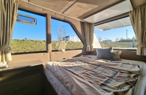 Ophoven Boat Rental | Luxe huisboot met 6 slaapplaatsen en airco in Limburg