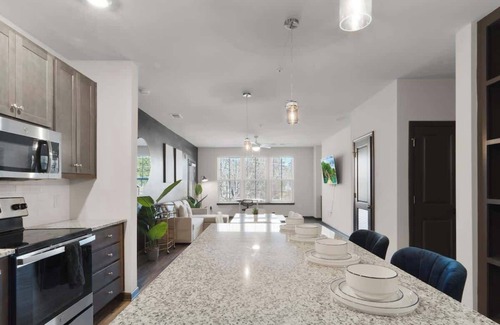 North Raleigh Apartment | Luxe King 3BR Suite North Raleigh!